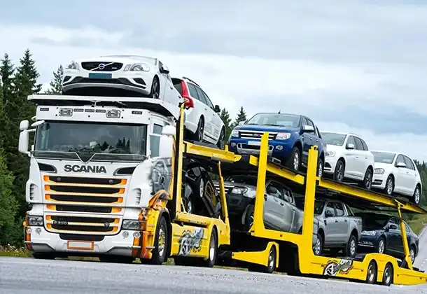 автовоз Scania с загруженными автомобилями: Перевозка автомобилей автовозом в Кисловодск