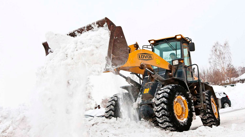 расчистка снега трактором. чистка трактором. механизированная уборка снега. 1 чистка снега. трактор мтз 324.